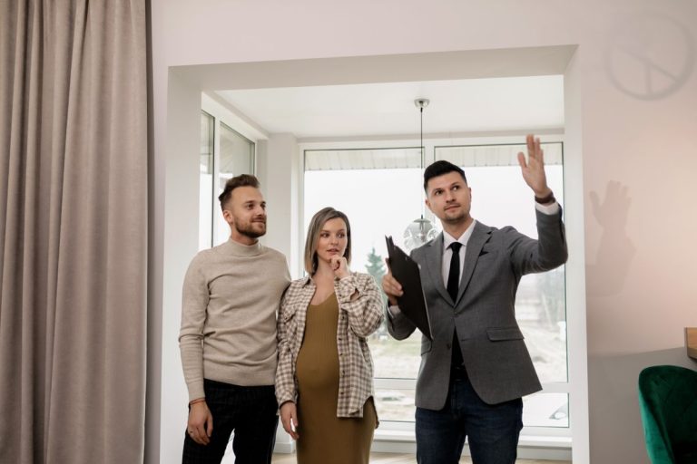 Acheter à deux sans être mariés : quelles options immobilières ?