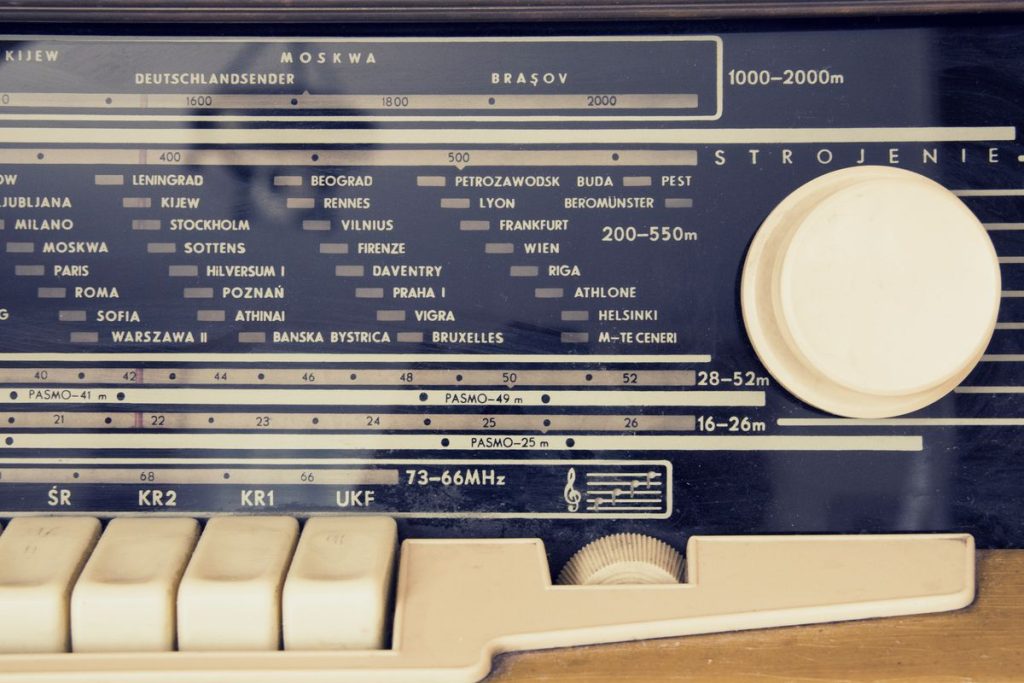 Ouvrir une porte avec une radio : méthode expliquée et précautions
