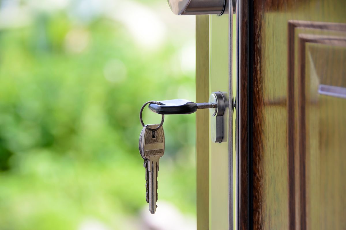 Ouvrir une porte avec une radio : méthode expliquée et précautions