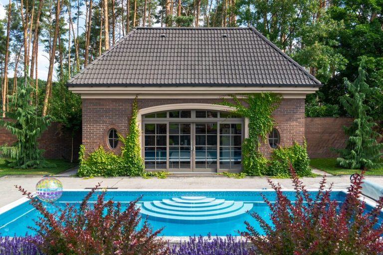 Piscine et abri de jardin : déclaration et taxes