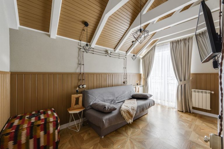 Hauteur sous plafond standard : normes et minimum à respecter